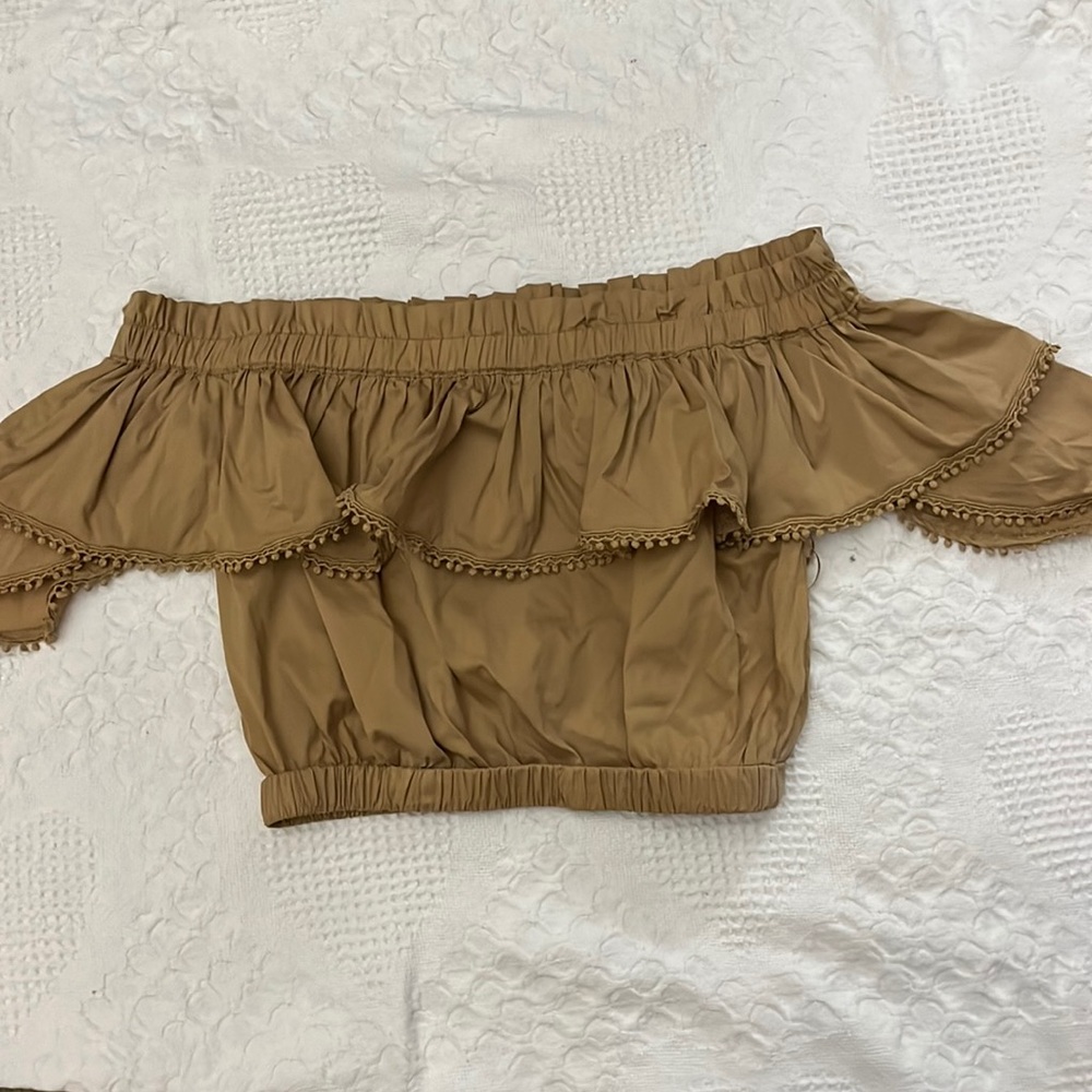 Taupe Off The Shoulder Ruffle Poplin Top: Size small and Brand Strut & Bold!!